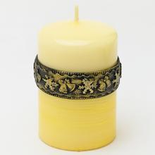 Vianočná sviečka s ornamentom v krémovej farbe.