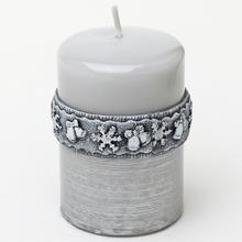 Vianočná sviečka s ornamentom a snehuliakmi.