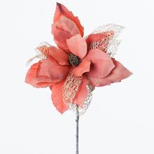 Umelé kvety Poinsettia v červenej farbe.