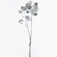 Strieborný konár s listami, 80 cm dlhý.