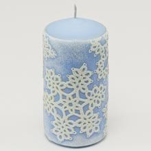 Vianočná sviečka s modrým a bielym dizajnom.