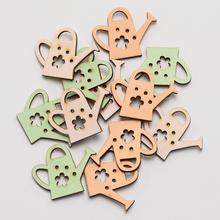 Drevené výrezy v tvare krhly v rôznych farbách.