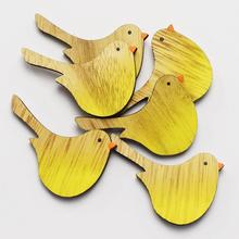 Sada drevených vtáčikov na aranžovanie.