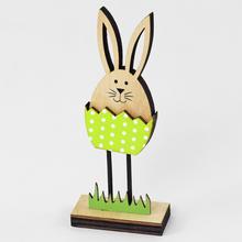 Drevený zajačik v škrupine s zelenou farbou a bodkami.