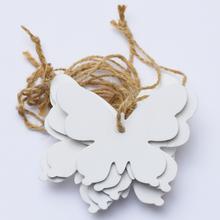 Biele motýle z aranžérskeho materiálu