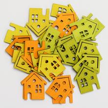 Drevené výrezy domčekov v mixe farieb.