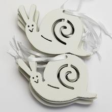 Biele penové ozdoby slimákov na zavesenie.