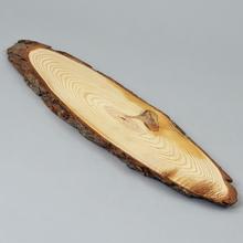 Drevený táck s prírodným vzhľadom.