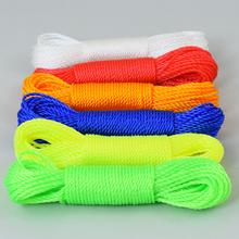 Sada šnúry na prádlo v rôznych farbách.