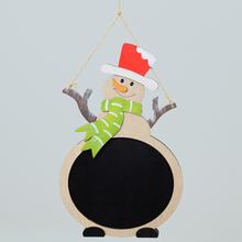 Snehuliak s červenou čiapkou a zeleným šálom, drevená tabuľa na zavesenie.