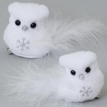 Biela sova na štipci s perím a ozdobou.