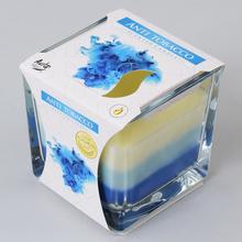 Sviečka v skle s tromi vrstvami farieb a vôňou proti tabaku.