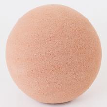 Sivá guľa s priemerom 25 cm.