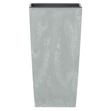 Štvorcový kvetináč z umelej hmoty v svetlosivej farbe.