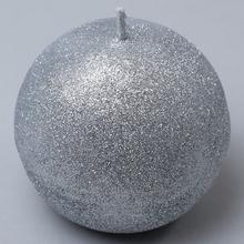 Strieborná vianočná sviečka v tvare guľe.