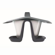 Krmítko pre vtáky v antracitovej farbe.