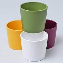 Sada kvetináčov v rôznych farbách.