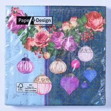 Vianočné servítky s romantickými baňami a kvetinovým vzorom.