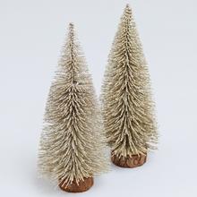 Vianočné stromčeky v champagne farbe na drevenom podstavci.