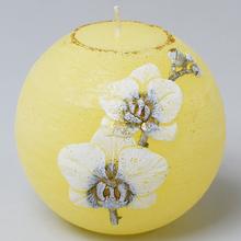 Vianočná sviečka guľa s orchideou v ecru farbe.
