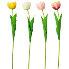 Umelé tulipány v rôznych farbách.