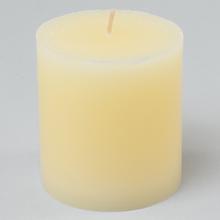 Kremová vianočná sviečka v metalickom prevedení.