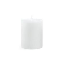 Biela rustikálna sviečka s rozmermi 7x9 cm.