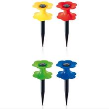 Záhradní transportér v tvare kvetu v rôznych farbách.