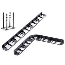 Čierny okraj trávnikov s hrotmi na upevnenie.