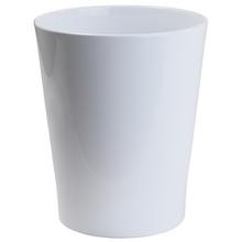 Biely keramický obal na kvetiny s moderným dizajnom.