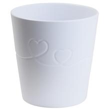 Biely keramický obal s vyrytými srdiečkami.