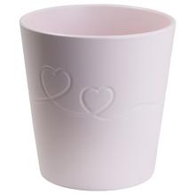 Ružový keramický obal na kvetináč s jemným vzorom srdiečok.