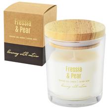 Sviečka vo skle s vôňou frézie a hrušky.