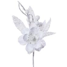 Umelé kvety biele s konárom a dekoratívnymi detailmi.