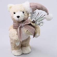 Stojaci medveď z polytextilu s vianočným klobúkom a dekoráciou.