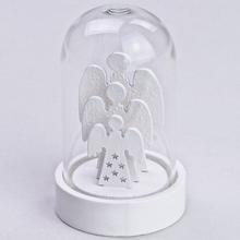 Vianočná dekorácia s anjelom pod kupolou.