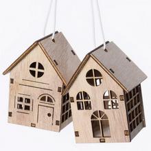 Drevený domček s dvoma kusmi v prírodnej farbe.