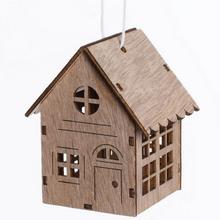 Drevený domček v prírodnej farbe, 6,5x5,5x8 cm.