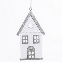 Drevený domček na zavesenie biely so striebornými detailmi.
