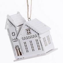 Biely drevený kostol na zavesenie.