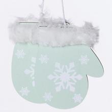 Drevené zelené rukavice so snehovými vločkami.