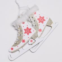 Drevené korčule s hviezdami a trblietkami.