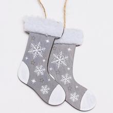 Drevené šedé ponožky s bielymi snehovými vločkami.