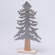 Drevený strieborný stromček na vianočnú dekoráciu.