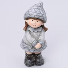 Keramická dekorácia dievča v zimnom oblečení.