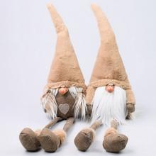 Hnedí škrati sediaci s dlhými klobúkmi.