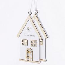 Drevené závesné ozdoby v tvare domčeka, biele a naturálne.