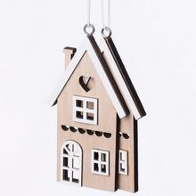 Drevený záves v tvare domčeka s bielou strechou.