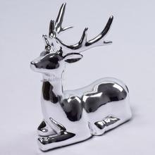 Strieborný jeleň z keramického materiálu.