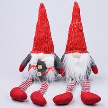 Vianočné dekorácie - textilní trólovia s červenými čiapkami.